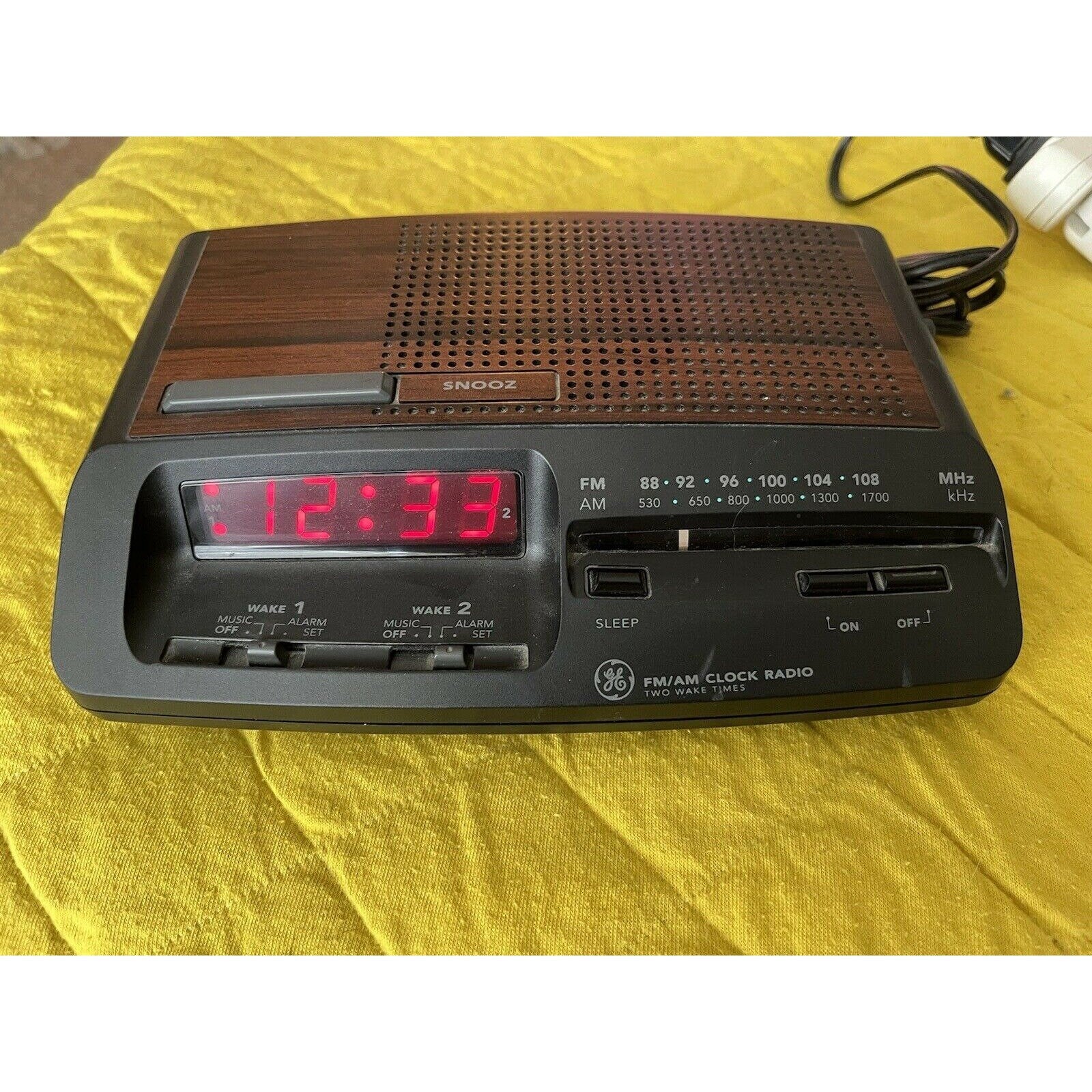 General Electric GE Dual Alarm Clock AM/FM Radio Model No. 7-4621A