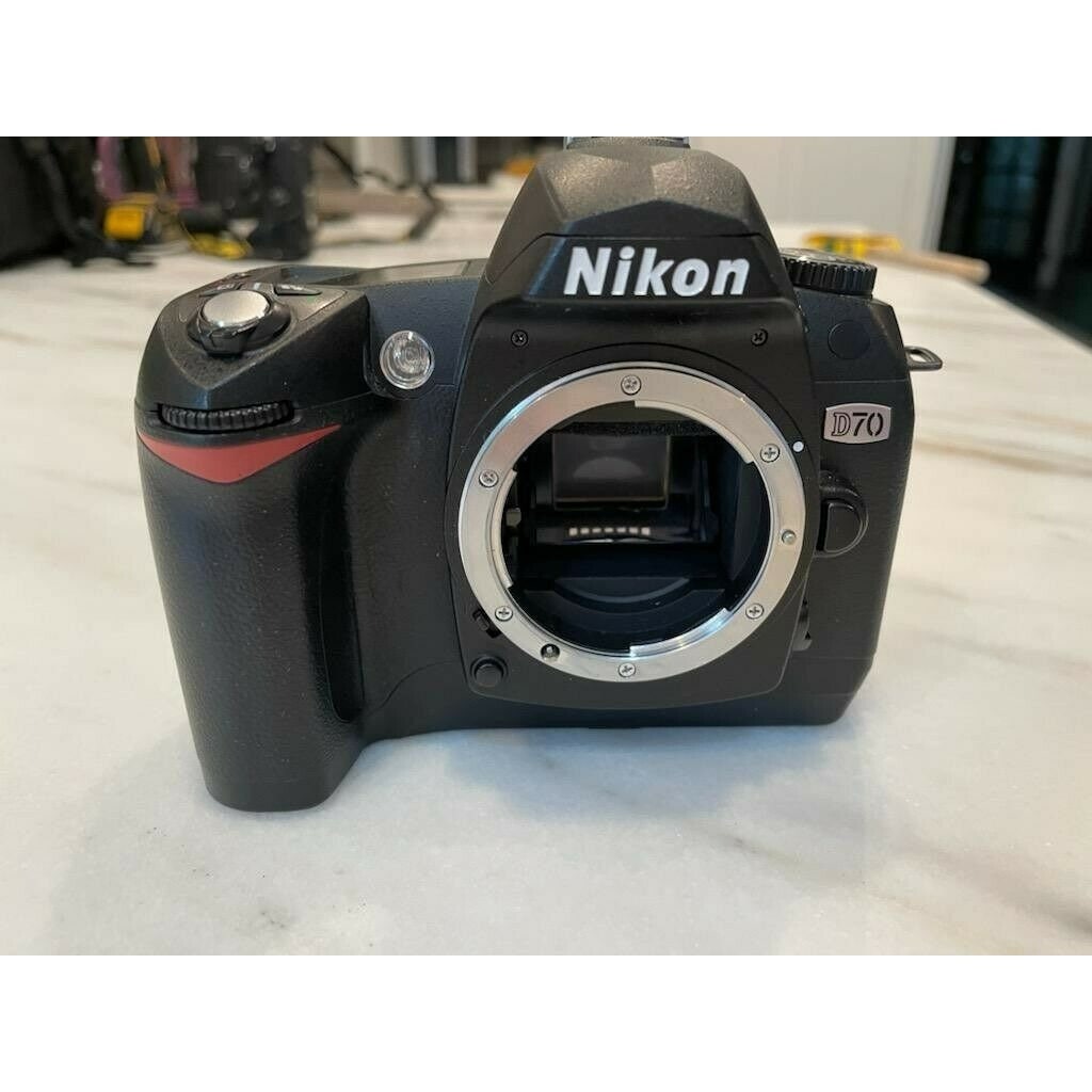 Nikon D70 6.1MP Digital Camera Kit with 18-70mm Nikkor Lens