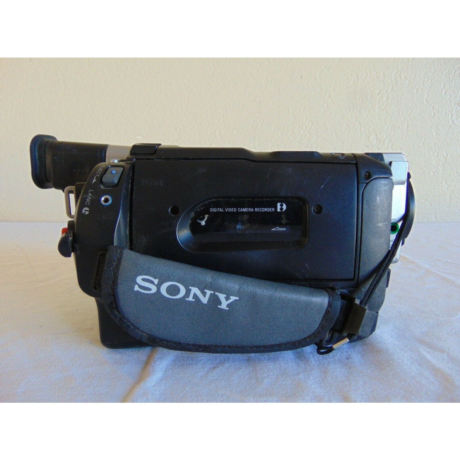 Sony Handycam DCR-TRV310 Digital8 Video Camera