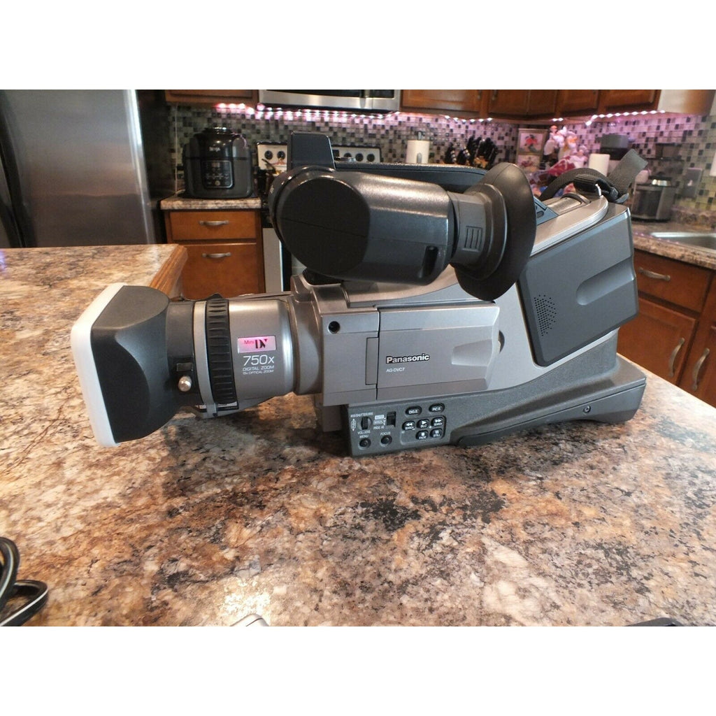 PANASONIC AG-DVC7 Digital Video Camera