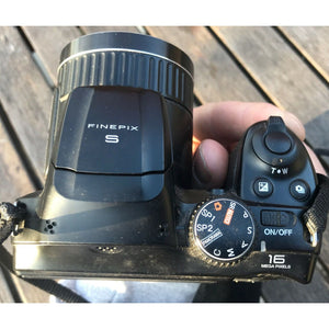 Fujifilm FinePix s4800 digital camera 16 Megapixels and 30x Super-zoom