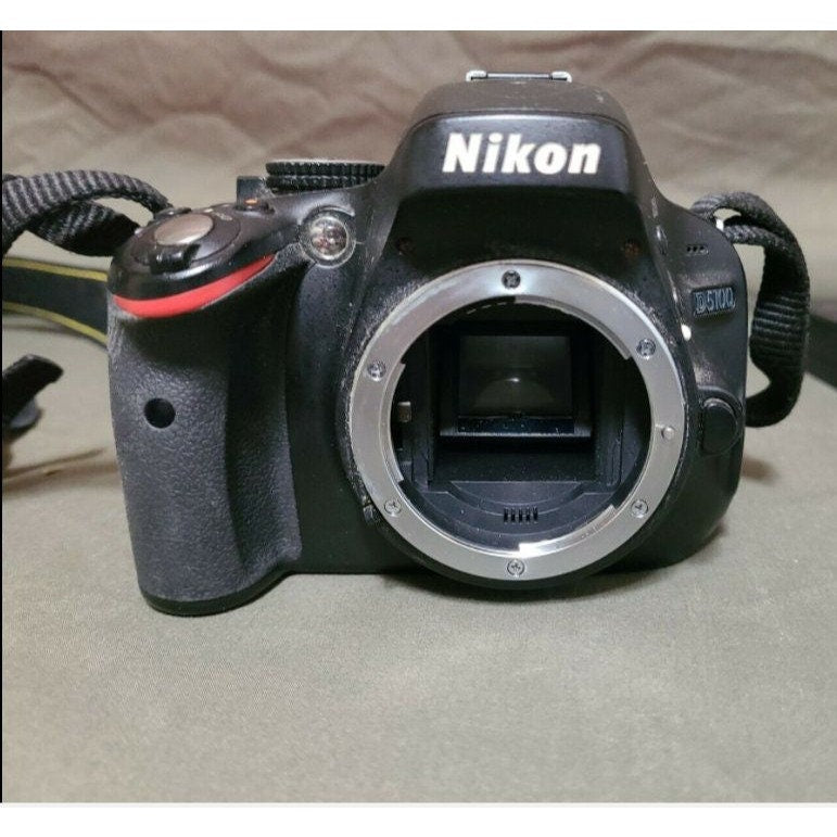 Nikon D5100 16.2MP Digital SLR Camera Body Battery & Charger included