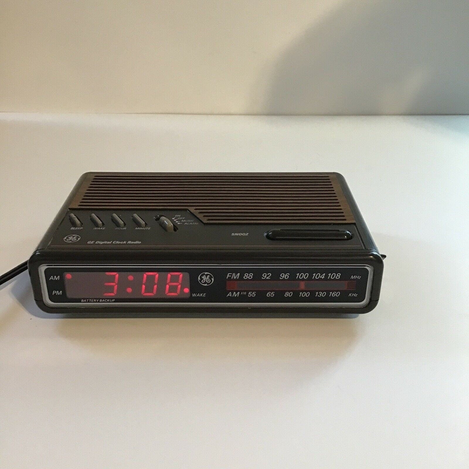 GE Digital Clock Radio Model 7-4612B Red Display AM/FM Black
