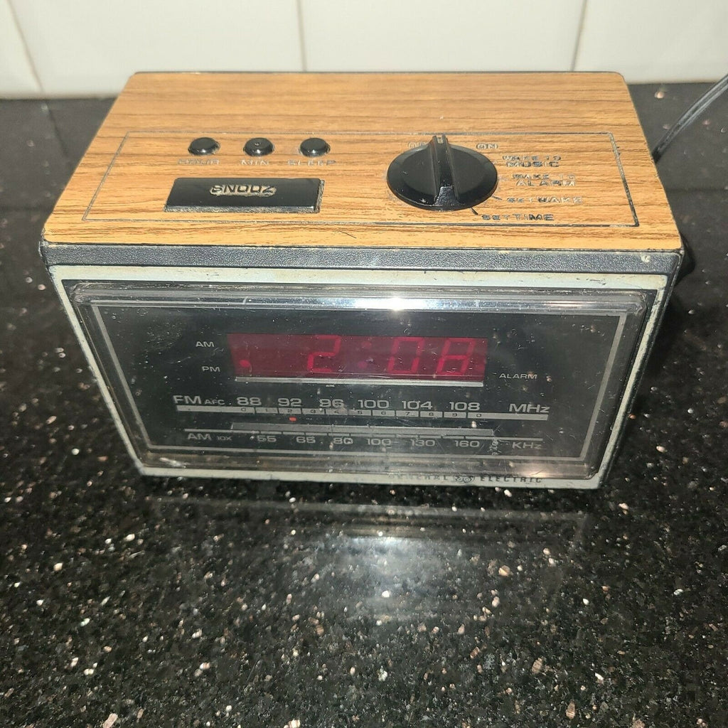 General Electric GE Alarm Clock AM/FM Radio 7-4620D