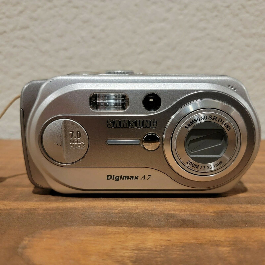 Samsung Digimax A7 7MP - Digital Camera - Silver