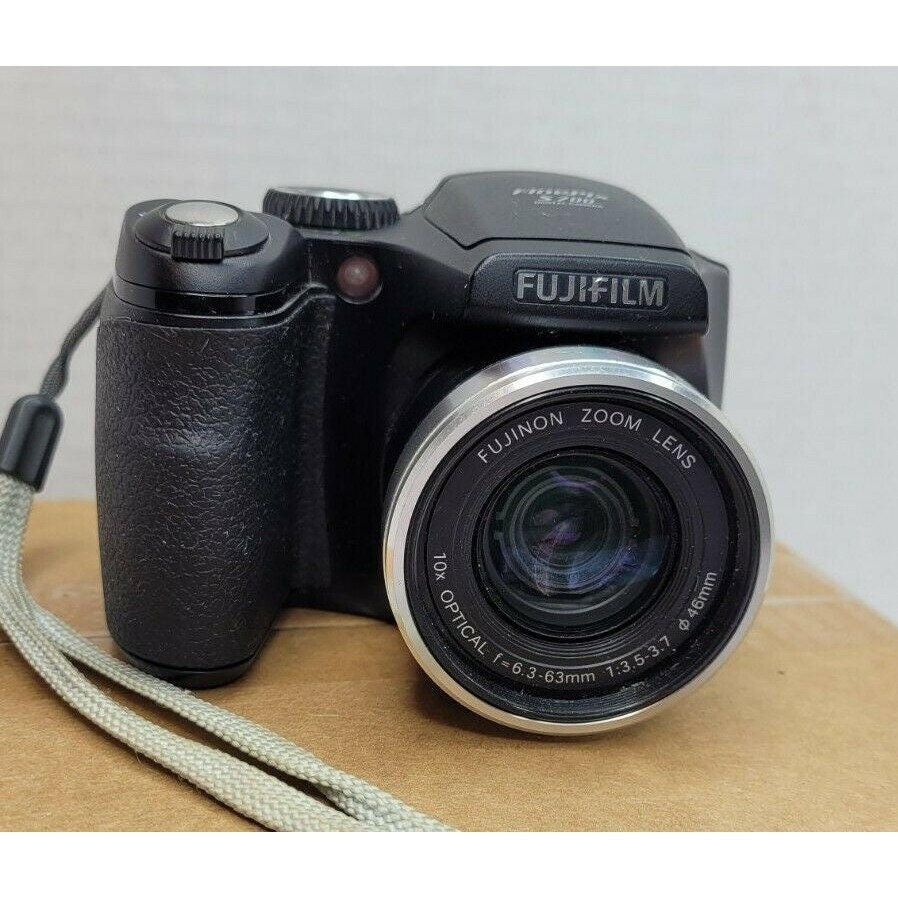 Fuji Fujifilm Finepix S700 7.1MP Digital Camera w/10x Zoom