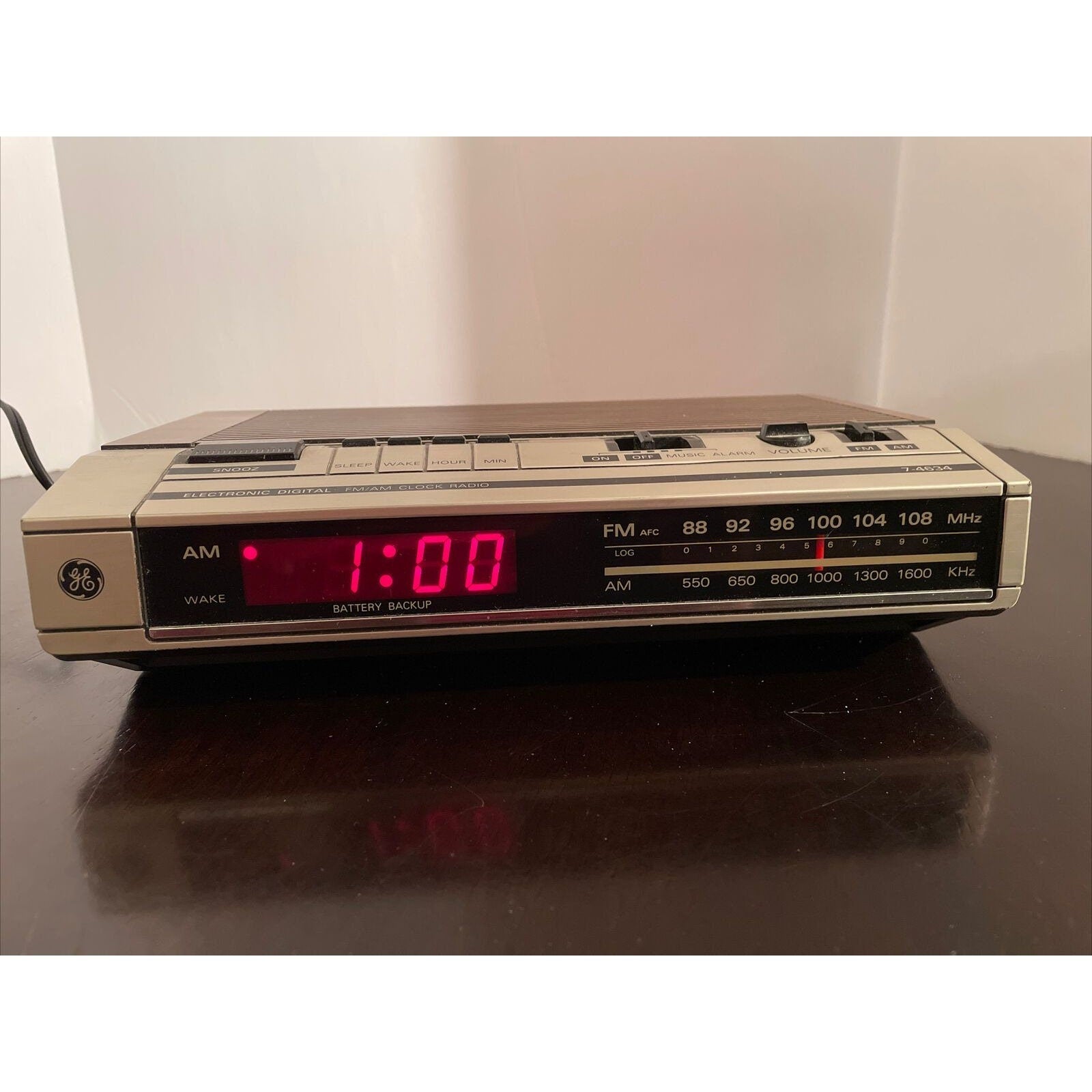 GE General Electric AM/FM Clock Radio Alarm 7-4634B Brown
